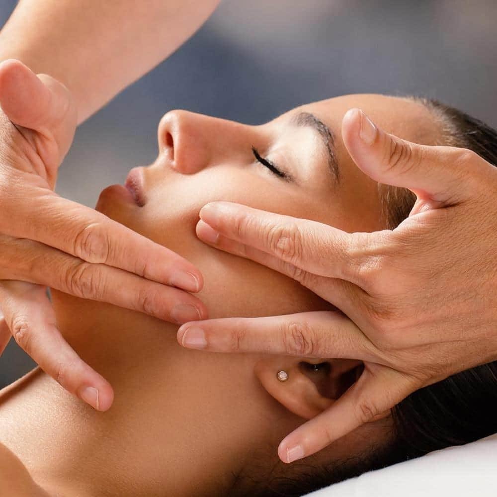 Face-Massage by Olive Oil
